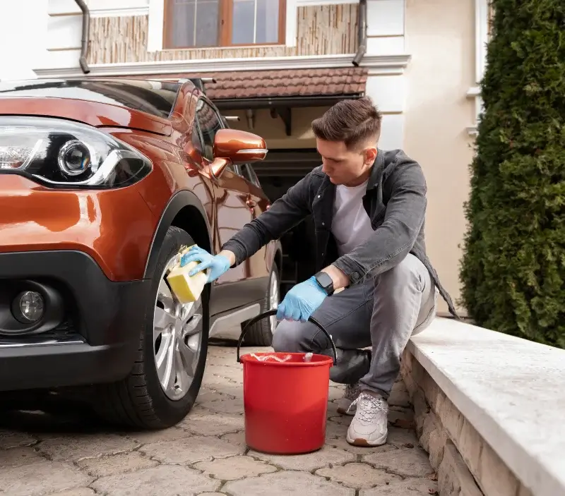 Lavage auto à domicile Vendenesse-sur-Arroux : professionnel intervenant sur un véhicule